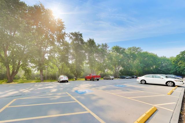 6443 Clarendon Hills Road 301C, Willowbrook, IL 60527