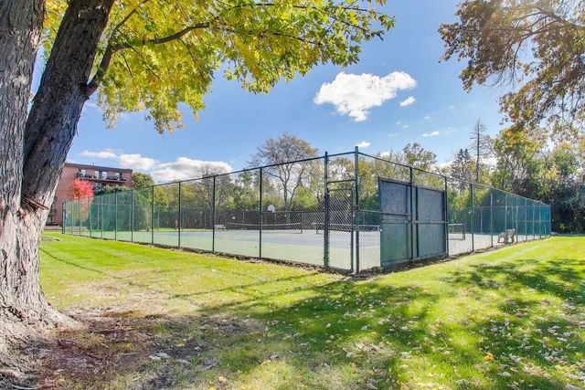 6443 Clarendon Hills Road 301C, Willowbrook, IL 60527