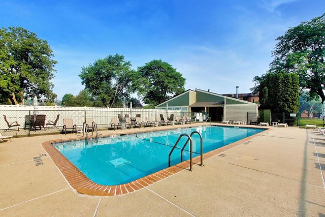 6443 Clarendon Hills Road 301C, Willowbrook, IL 60527