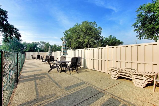 6443 Clarendon Hills Road 301C, Willowbrook, IL 60527