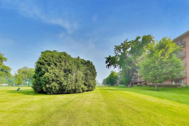6443 Clarendon Hills Road 301C, Willowbrook, IL 60527
