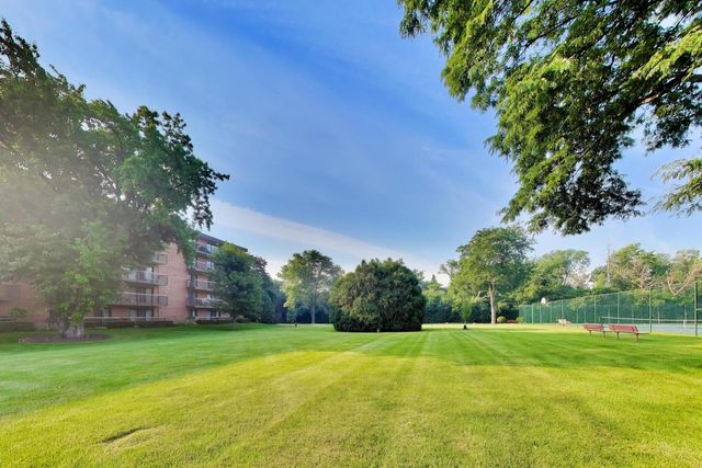 6443 Clarendon Hills Road 301C, Willowbrook, IL 60527