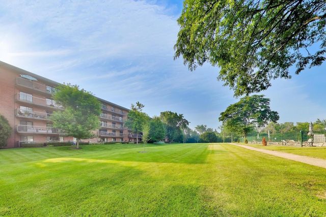 6443 Clarendon Hills Road 301C, Willowbrook, IL 60527