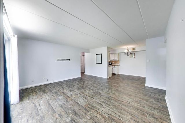 6443 Clarendon Hills Road 301C, Willowbrook, IL 60527