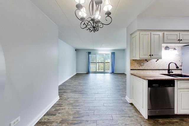 6443 Clarendon Hills Road 301C, Willowbrook, IL 60527