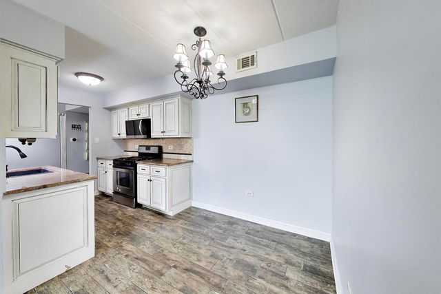 6443 Clarendon Hills Road 301C, Willowbrook, IL 60527