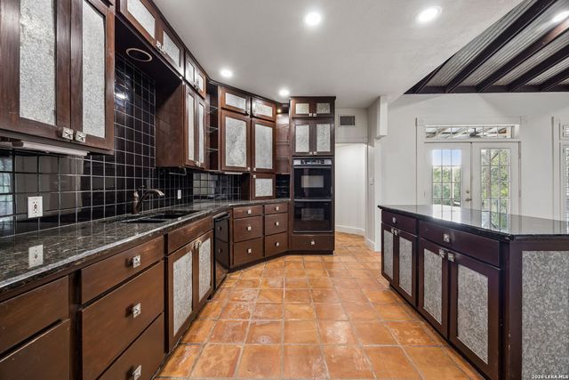 410 SPARKLING SPRINGS DR, Boerne, TX 78006