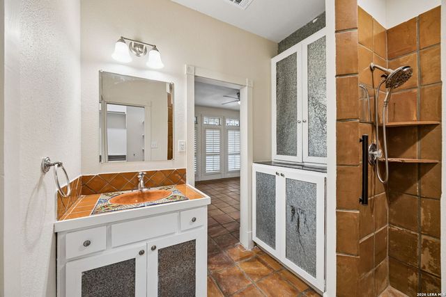 410 SPARKLING SPRINGS DR, Boerne, TX 78006