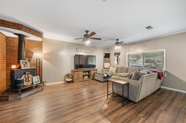 1212 Lynnwood Drive, Cleburne, TX 76033