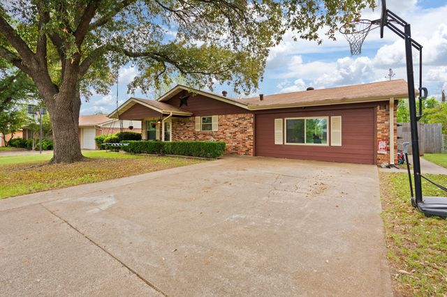1212 Lynnwood Drive, Cleburne, TX 76033