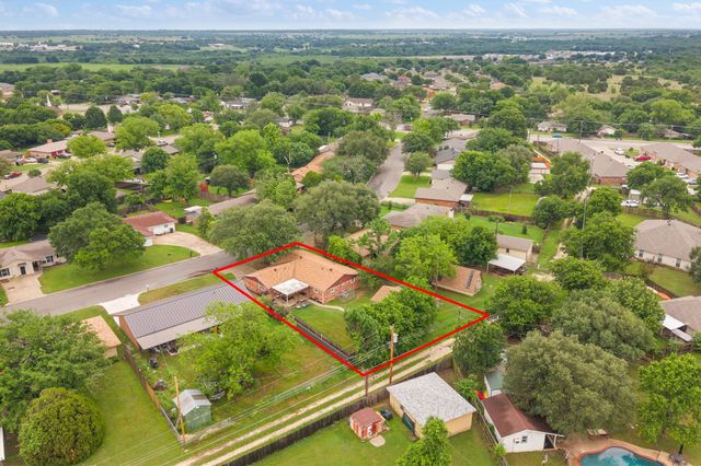 1212 Lynnwood Drive, Cleburne, TX 76033