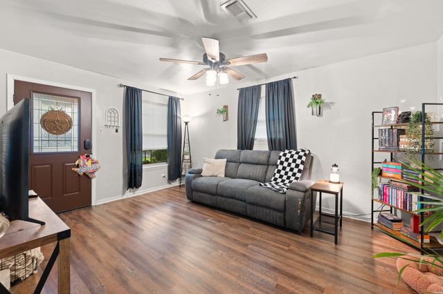 1212 Lynnwood Drive, Cleburne, TX 76033