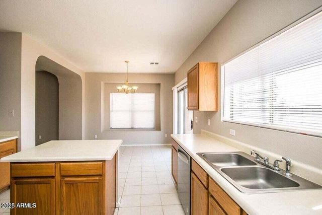 7985 W MISSION Lane, Peoria, AZ 85345