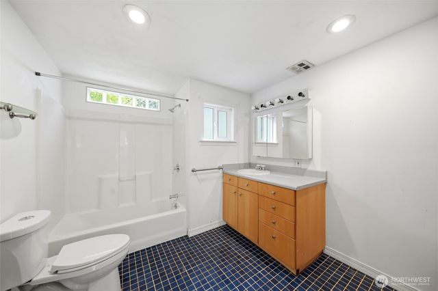 10330 Stone Avenue N, Seattle, WA 98133