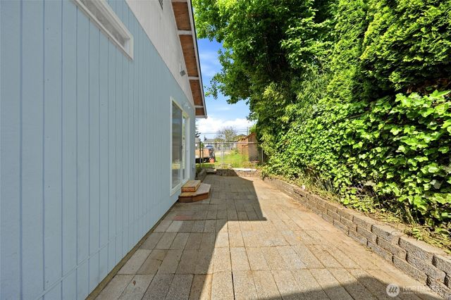 10330 Stone Avenue N, Seattle, WA 98133