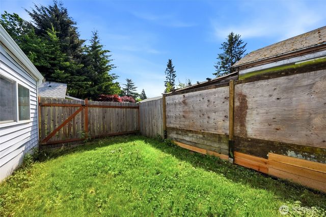 10330 Stone Avenue N, Seattle, WA 98133