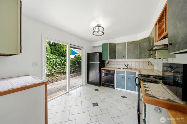 10330 Stone Avenue N, Seattle, WA 98133