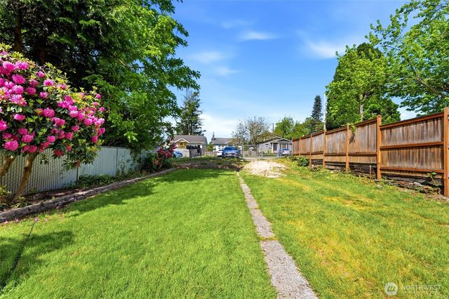 10330 Stone Avenue N, Seattle, WA 98133