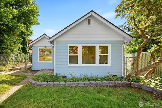 10330 Stone Avenue N, Seattle, WA 98133
