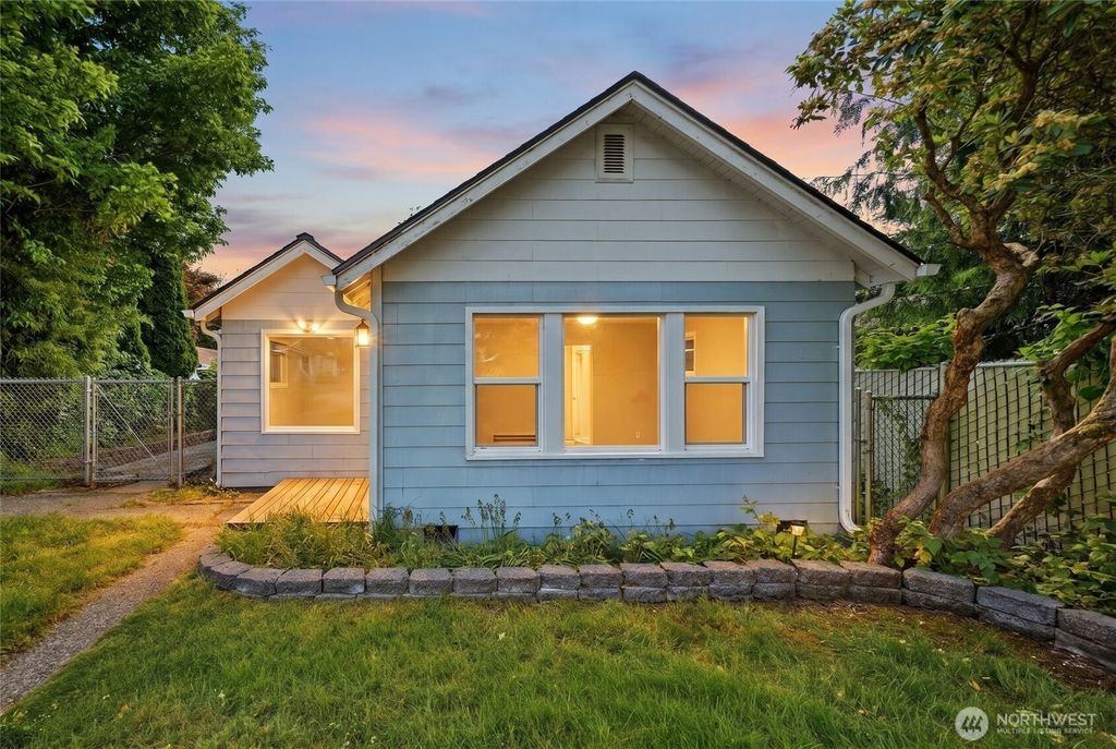 10330 Stone Avenue N, Seattle, WA 98133