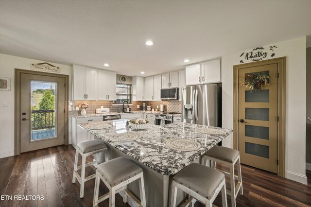 1619 Cascading Falls Lane, Sevierville, TN 37876