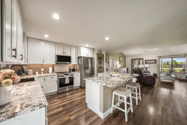 1619 Cascading Falls Lane, Sevierville, TN 37876