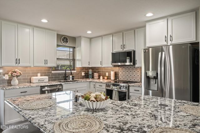 1619 Cascading Falls Lane, Sevierville, TN 37876
