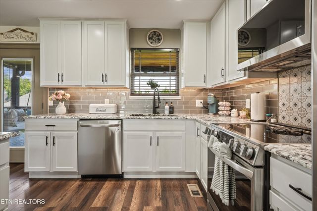 1619 Cascading Falls Lane, Sevierville, TN 37876