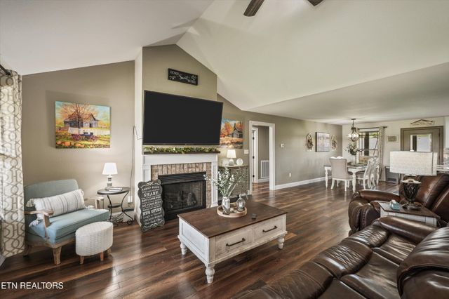 1619 Cascading Falls Lane, Sevierville, TN 37876
