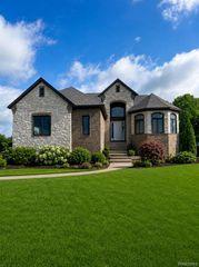 6489 Pond Dr Drive, Washington, MI 48094