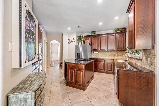 1007 Commons Waterway Drive, Huffman, TX 77336