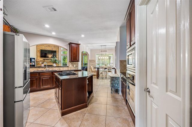 1007 Commons Waterway Drive, Huffman, TX 77336