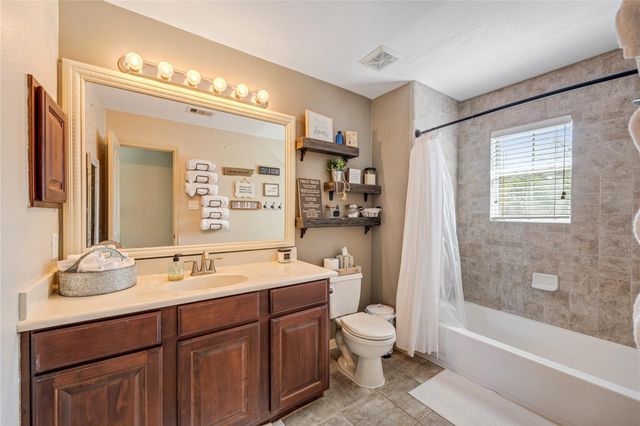 1007 Commons Waterway Drive, Huffman, TX 77336