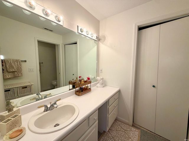 9525 S Pointe Lasalles Dr Unit 86, Bloomington, IN 47401