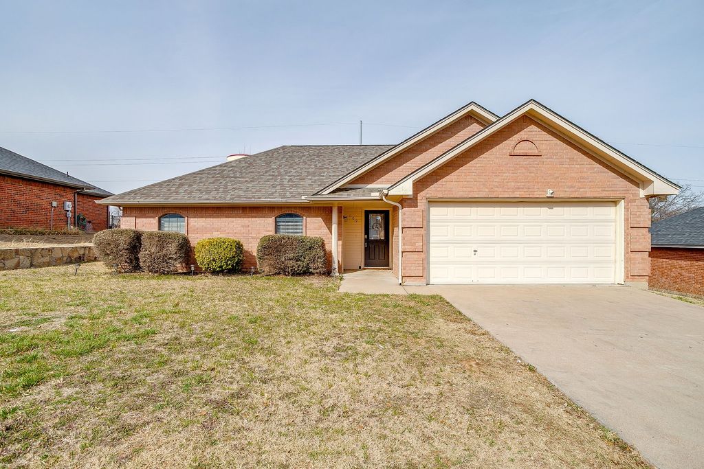109 Paula Drive, Joshua, TX 76058