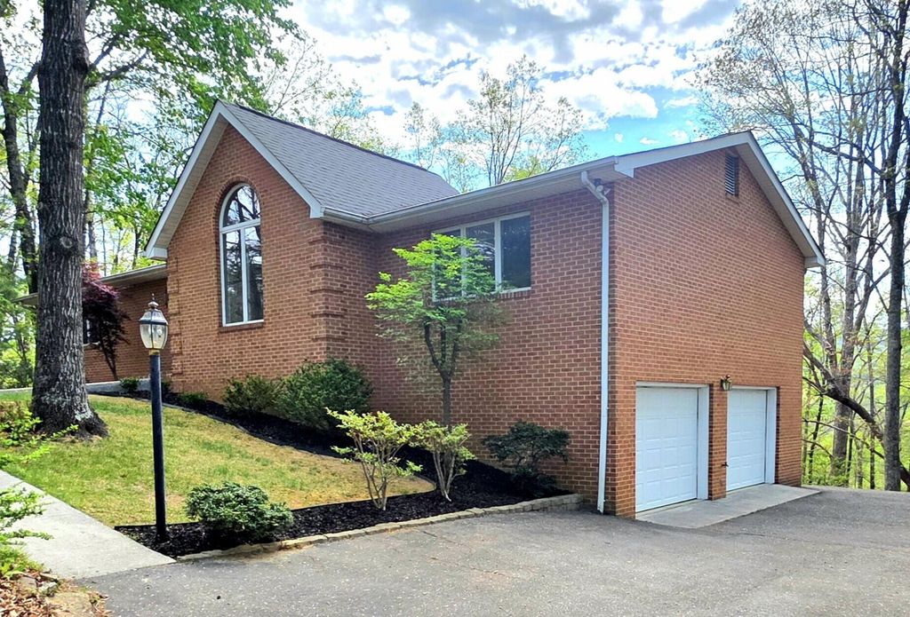 5751 Cox Hopkins RD, Roanoke, VA 24014
