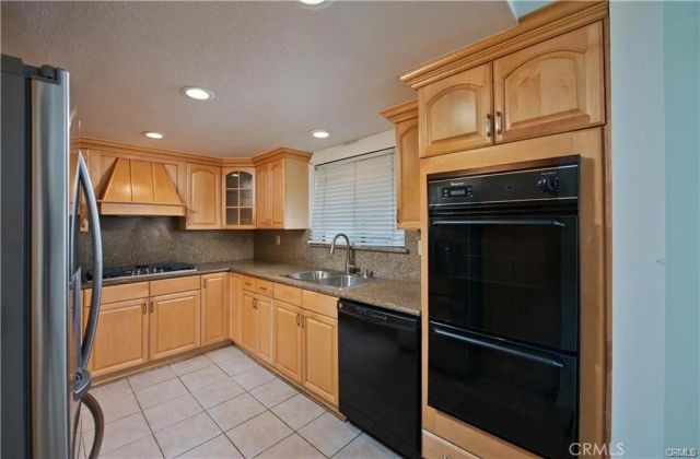 5711 Owensmouth Avenue 117, Woodland Hills, CA 91367