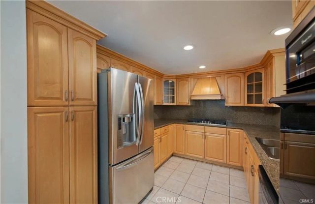 5711 Owensmouth Avenue 117, Woodland Hills, CA 91367