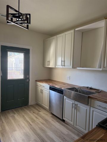 716 RUSSELL AVE, Cheyenne, WY 82007