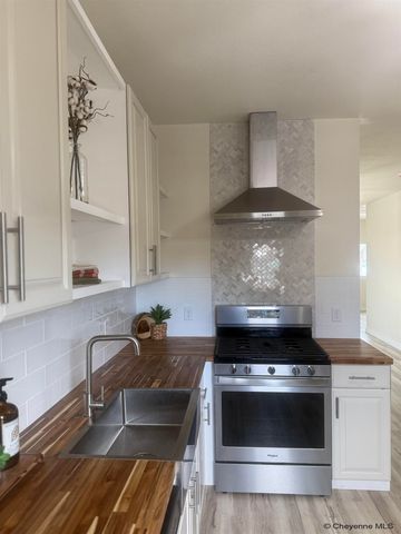 716 RUSSELL AVE, Cheyenne, WY 82007