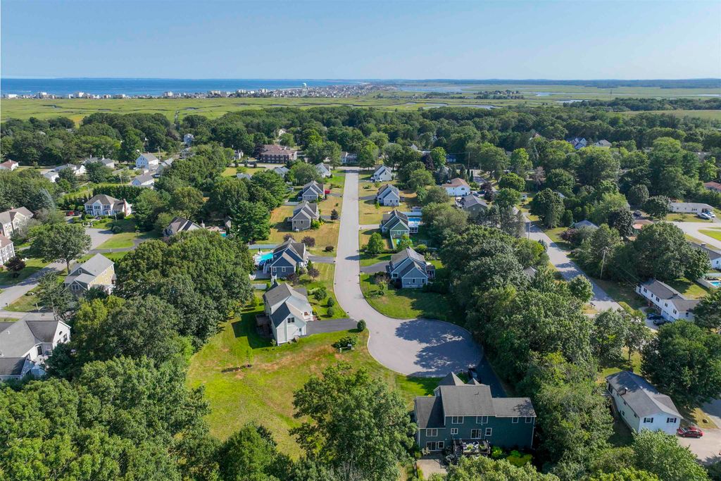 Image 4 of property listing at 10 Hilliard Drive, Hampton, NH 03842