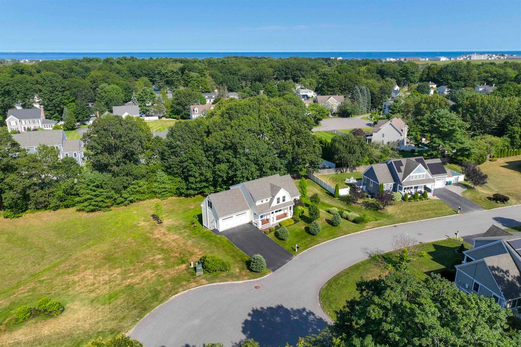 Image 6 of property listing at 10 Hilliard Drive, Hampton, NH 03842