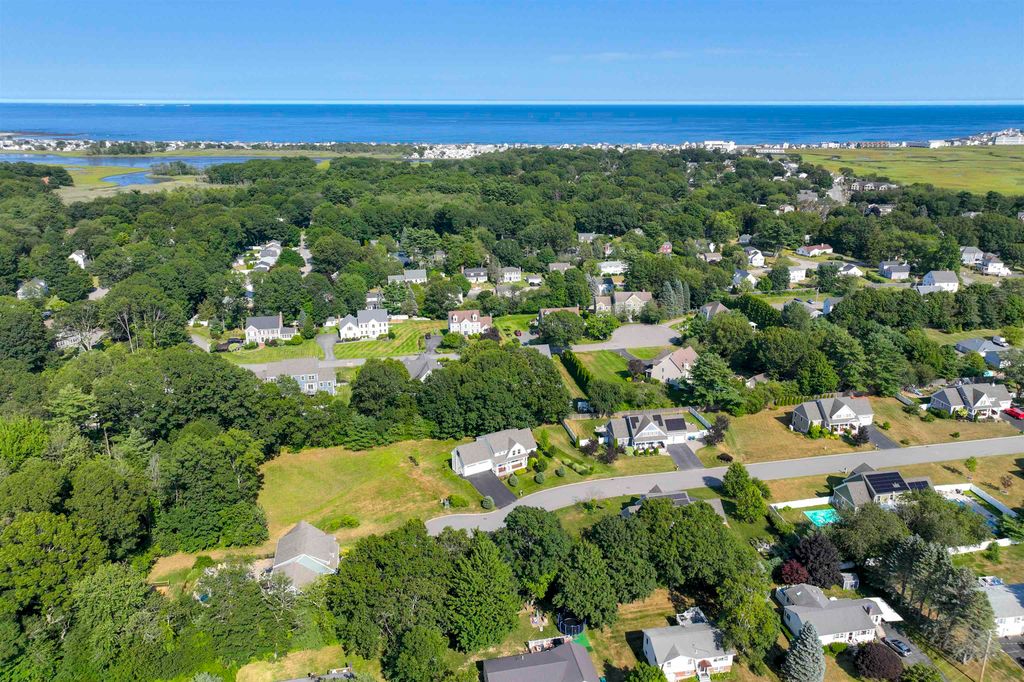 Image 7 of property listing at 10 Hilliard Drive, Hampton, NH 03842