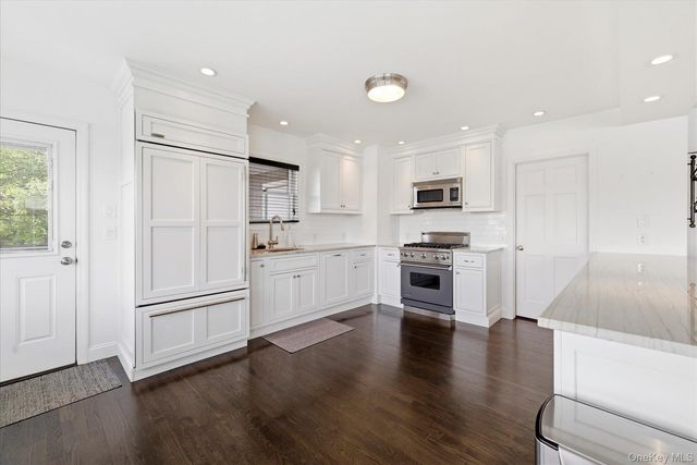 400 Roosevelt Avenue, Freeport, NY 11520