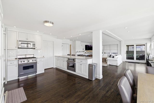 400 Roosevelt Avenue, Freeport, NY 11520