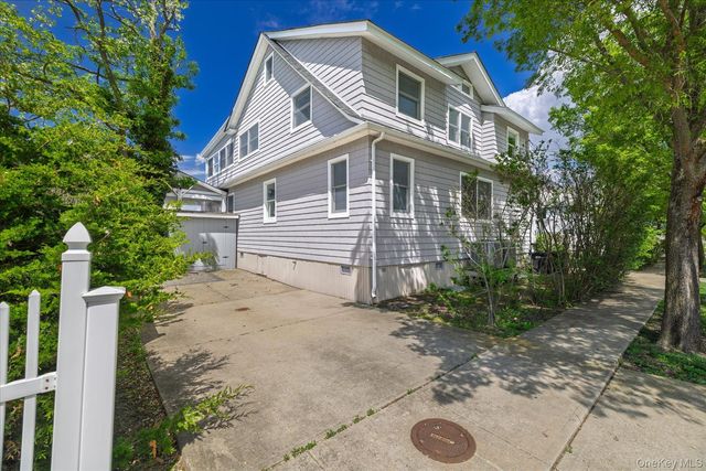 400 Roosevelt Avenue, Freeport, NY 11520
