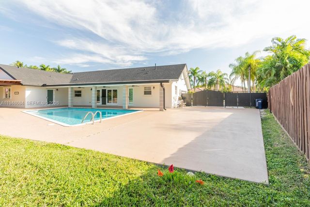 8425 SW 185th St, Cutler Bay, FL 33157