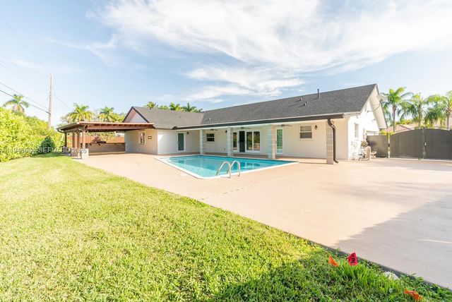 8425 SW 185th St, Cutler Bay, FL 33157