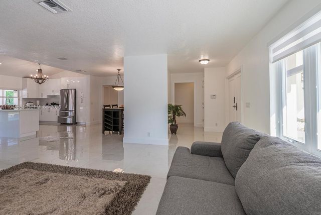 8425 SW 185th St, Cutler Bay, FL 33157