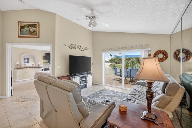 10638 NW 7th Street, Pembroke Pines, FL 33026